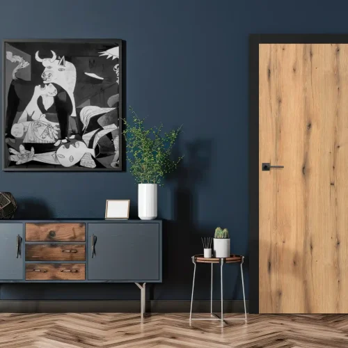 notranja-vrata-skriti-panti-podboj-crna-krilo-lesni-dekor